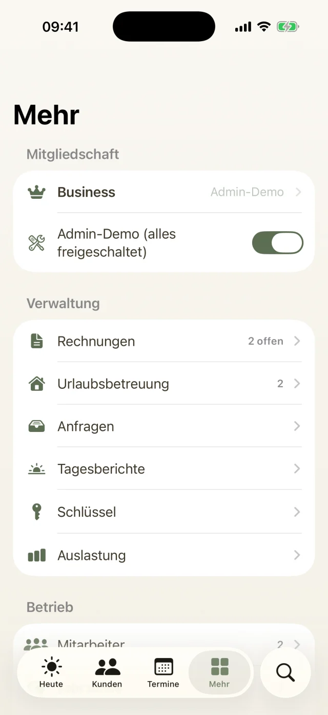 Mehr-Bereich mit Mitgliedschaft, Rechnungen, Urlaubsbetreuung, Anfragen, Tagesberichten, Schlüsseln und Auslastung.
