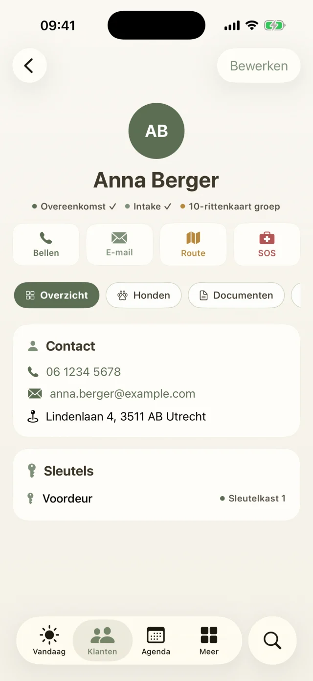 Klantprofiel van Anna Berger met snelle acties voor bellen, mailen, route en SOS.
